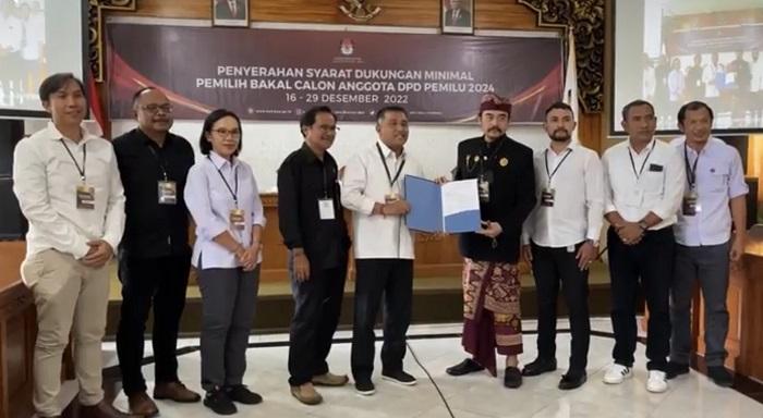 AWK-saat-menyerahkan-dukungan-ke-KPU-Bali.jpg