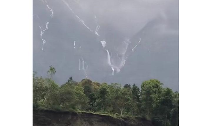 Air-terjun-dadakan-yang-bermunculan-di-sekitar-sisi-timur-lereng-Gunung-Agung.jpg
