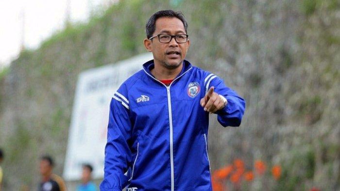 Aji-Santoso-saat-melatih-Arema12.jpg