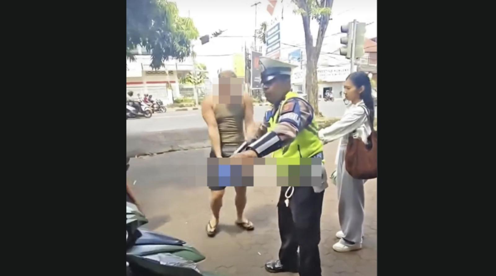 Aksi-arogan-seorang-Warga-Negara-Asing-WNA-terhadap-Polisi-Lalu-Lintas.jpg