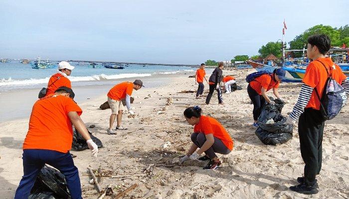 Aksi-bersih-bersih-pantai-Kelan-yang-dilakukan-oleh-awak-kabin-Jetstar.jpg