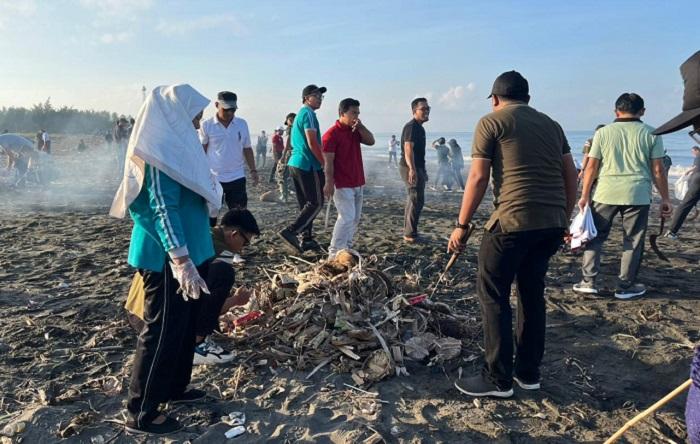 Tim Gabungan Kumpulkan Dua Ton Sampah Campuran di Pantai Pengambengan