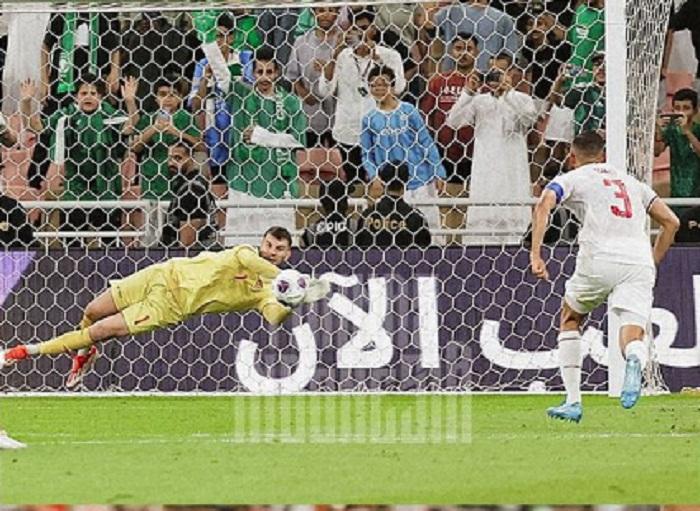 Aksi-kiper-Timnas-Indonesia-Maarten-Paes-menggagalkan-penalti-pemain-Arab-Saudi.jpg