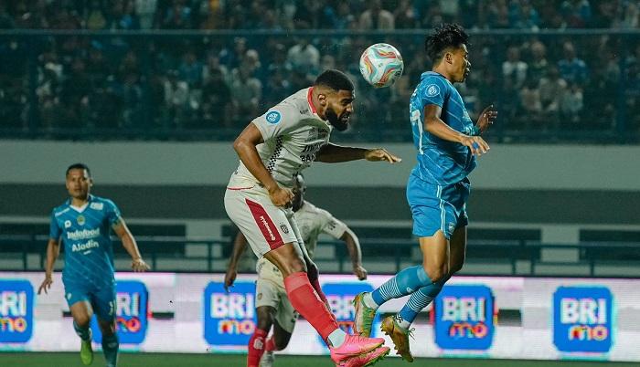 Aksi-pemain-Persib-Bandung-dan-Bali-United-pada-laga-pekan-keenam-Liga-1-musim-2023-2024.jpg