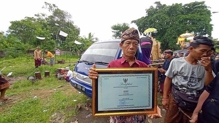 Anak-ketiga-Dadong-Barak-I-Nyoman-Sila-saat-menunjukkan-sertifikat-Tari-Berko.jpg