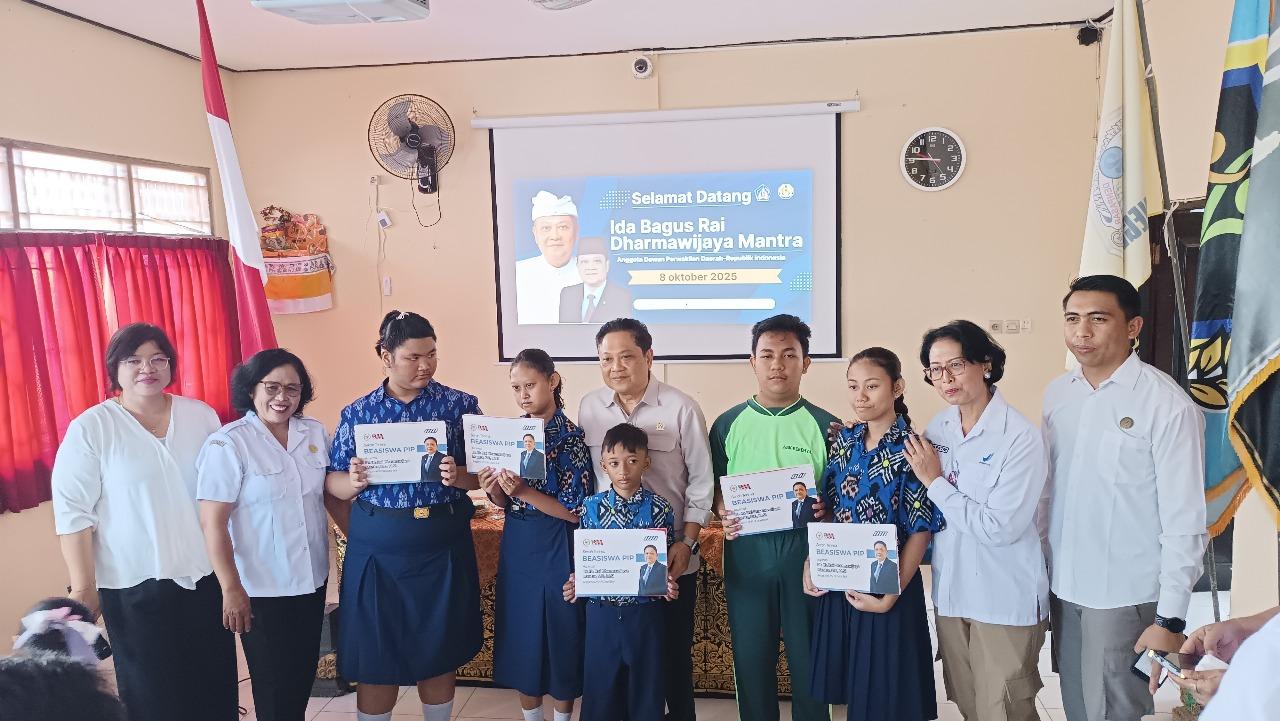 Anggota-DPR-RI-IB-Rai-Dharmawijaya-Mantra-saat-menyerahkan-PIP-ke-SLB-Negeri-2-Denpasar.jpg