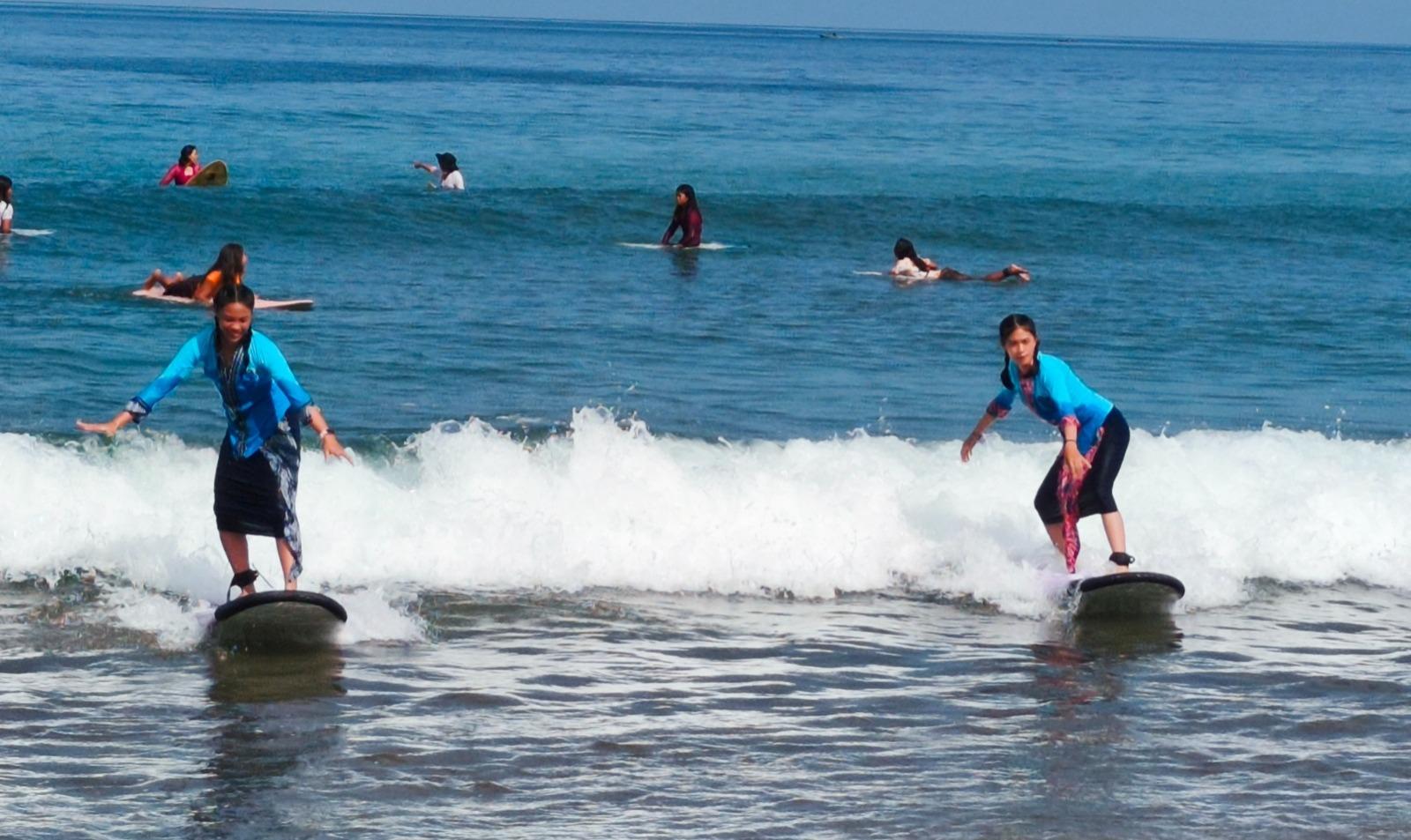 HEBAT Peselancar Tuli dan Perempuan Taklukan Ombak Kuta di Kartini Go Surf 2026 dengan Berkebaya!