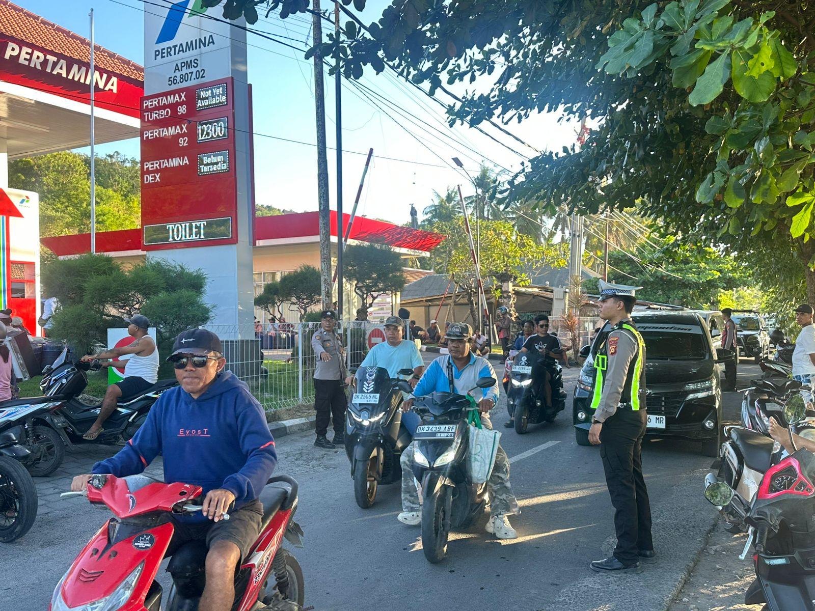 Antrean-kendaraan-tampak-mengular-di-sejumlah-SPBU-di-Nusa-Penida-Selasa-65-2026-sore.jpg