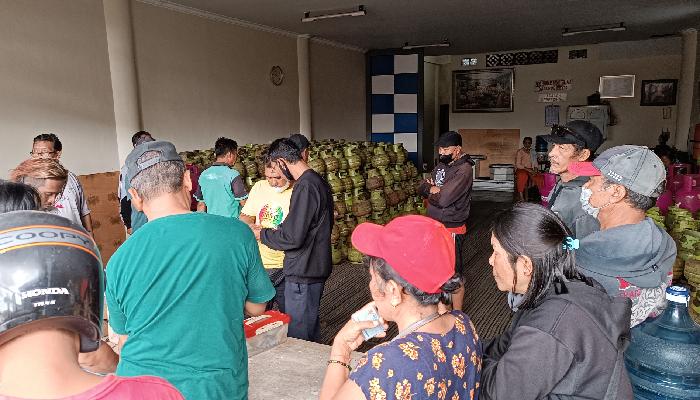 Antrean-warga-membeli-gas-di-Jalan-Buana-Raya-Denpasar-Bali-26.jpg