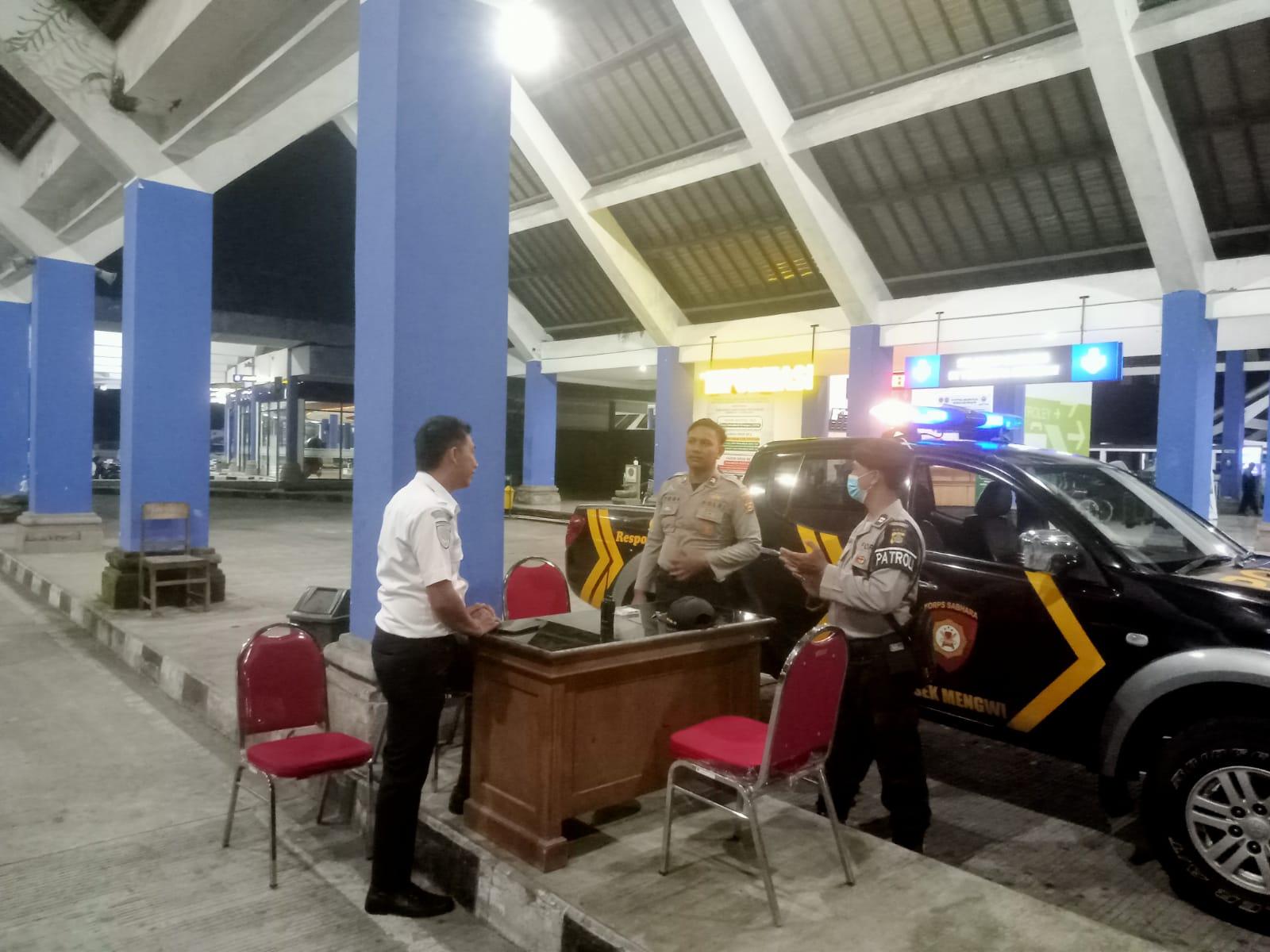 Aparat-Kepolisian-Polsek-Mengwi-saat-melakukan-patroli-dan-pemeriksaan-di-Terminal-Tipe-A-Mengwi.jpg
