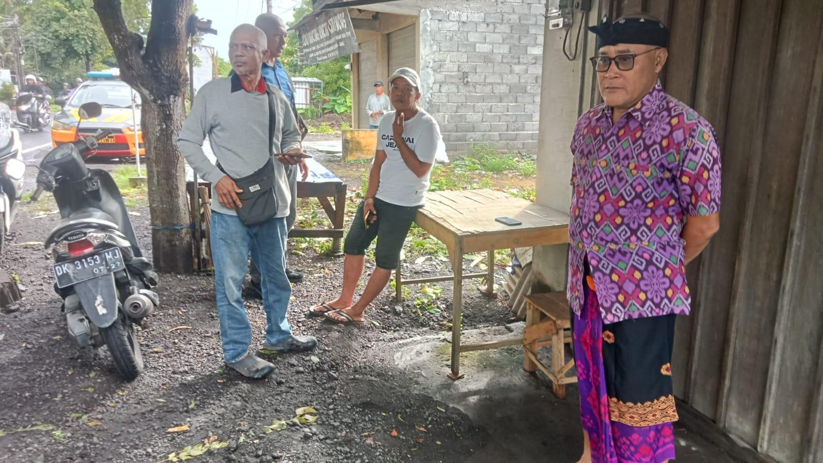 Aparat-Polsek-Dawan-saat-melakukan-olah-TKP-di-lokasi-pencurian.jpg