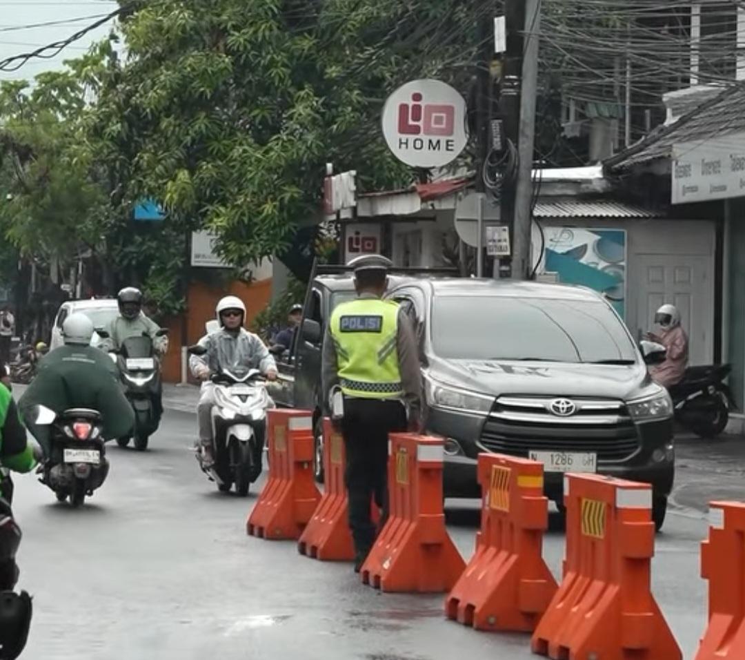 Aparat-kepolisian-Polres-Badung-saat-melakukan-pengalihan-arus-Jalan-Raya-Kerobokan.jpg