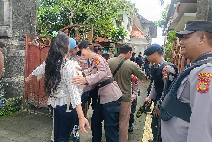 Aparat-kepolisian-Polres-Bangli-Bali-menjaga-ketat-Pengadilan-Negeri-Bangli-789.jpg