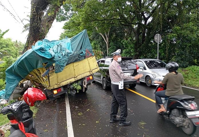 Aparat-kepolisian-dari-Polres-Tabanan-saat-memantau-lalulintas-pasca-kecelakaan.jpg