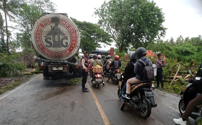 Aparat-kepolisian-dari-Polsek-Selemadeg-melakukan-pengaturan-lalulintas-99.jpg