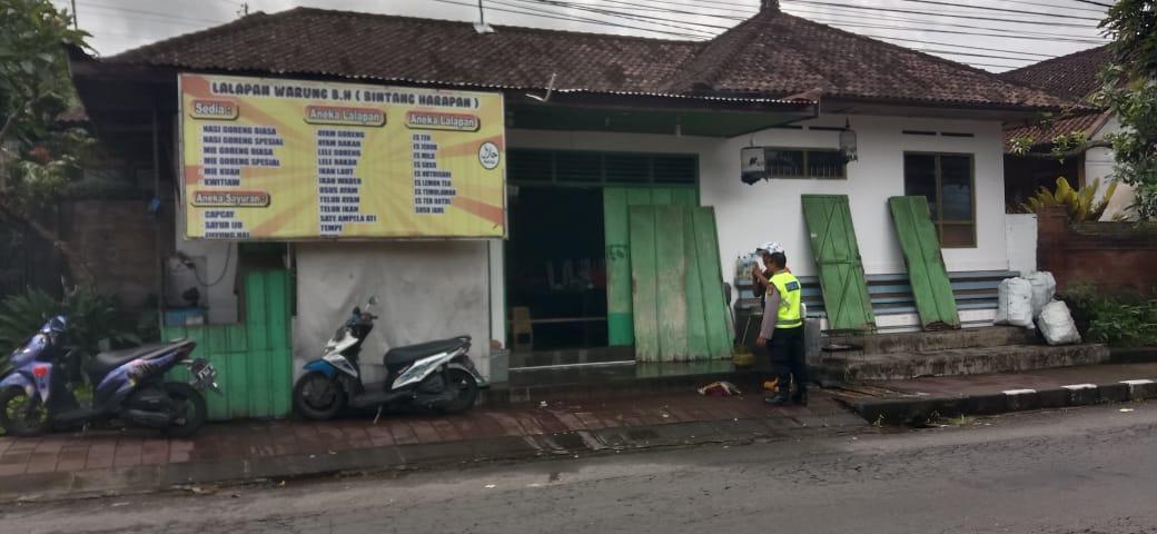 Aparat-kepolisian-dari-polsek-Abiansemal-saat-melakukan-pengecekan-kebakaran.jpg