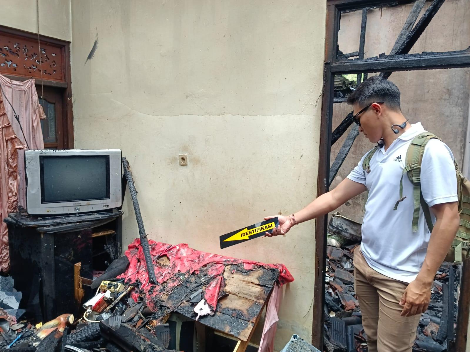 Aparat-kepolisian-saat-melakukan-olah-tkp-di-lokasi-rumah-terbakar-yang-ada-di-Banjar-Dinas-Tauman.jpg