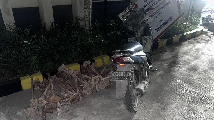 Pria Bawa Bungkusan Besar Dihentikan Petugas di Nusa Penida, Tiga "Rayap Besi" Tertangkap Basah - Tribun-bali.com