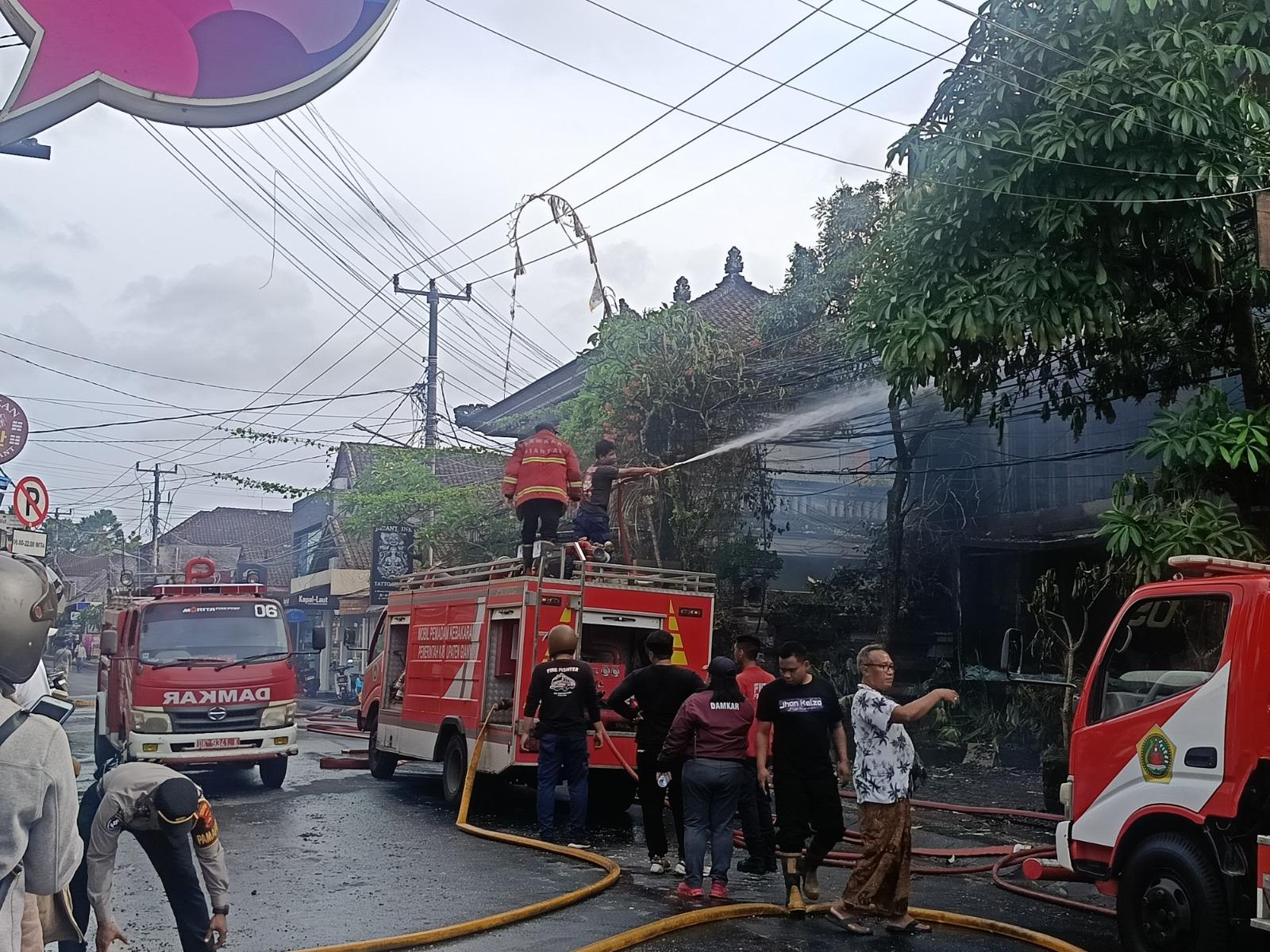 Kebakaran: Api melalap seisi bangunan di akomodasi pariwisata Tanatap, di Jalan Monkey Forest Ubud kawasan Desa Padangtegal, Kecamatan Ubud, Gianyar, Bali, Minggu 28 Desember 2025. BREAKING NEWS: Baru Beroperasi 2 Bulan, Restoran Di Ubud Bali Terbakar, Diduga Api Dari Tungku Sauna