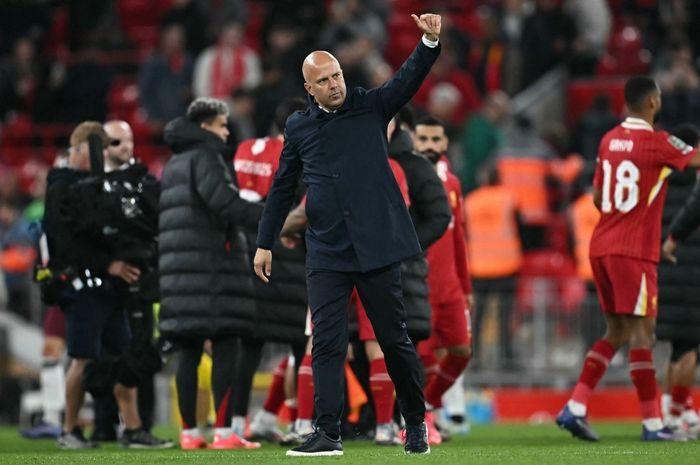 Arne-Slot-sudah-mampu-menyaingi-rekor-pelatih-Manchester-City-paul-ellis-afp.jpg