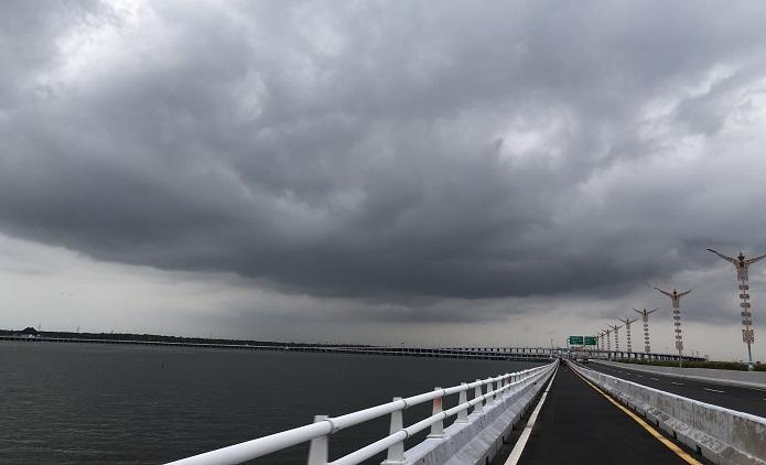 Awan-mendung-terlihat-dari-ruas-sepeda-motor-Tol-Bali-Mandara-55.jpg