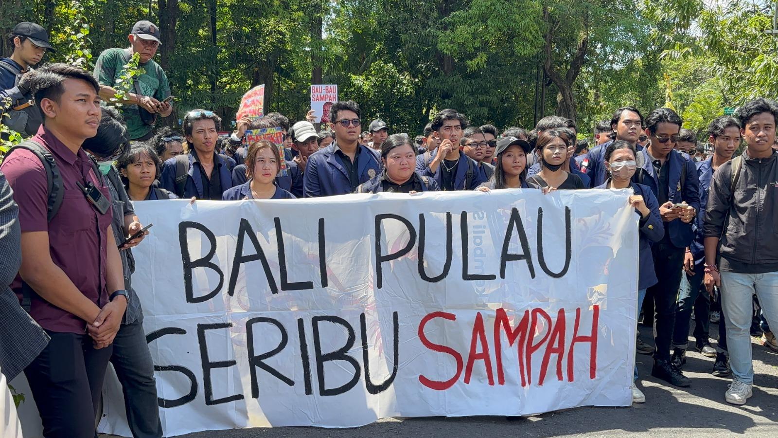 BEM-Unud-Gerudug-DPRD-Bali-Ingatkan-Tagline-Pulau-Seribu-Pura-Jangan-Sampai-Jadi-Seribu-Sampah.jpg