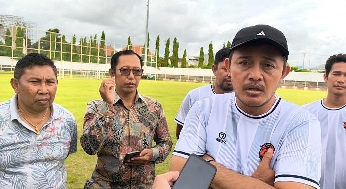 BERI-KETERANGAN-Pelatih-Tim-Banteng-Bali-Anak-Agung-Ketut-Bramastra.jpg