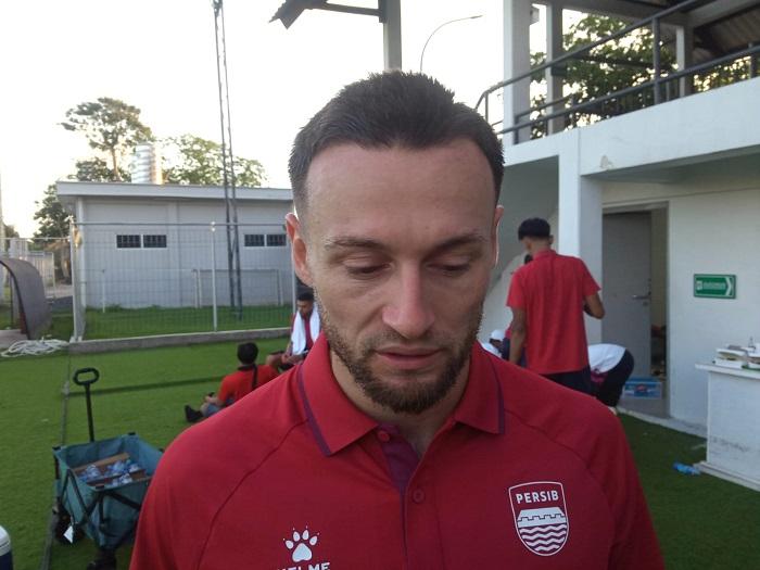 BERI-KETERANGAN-Pemain-Persib-Bandung-Marc-Klok-usai-latihan-Persib-Bandung.jpg