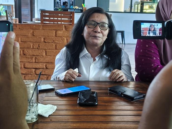 BERI-KETERANGAN-Siti-Sapurah-alias-Ipung-saat-dijumpai-dalam-memberikan-keterangan.jpg