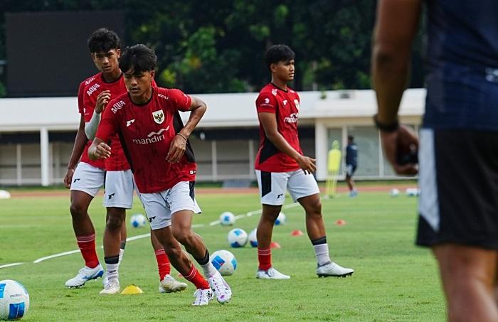 BERLATIH-Para-pemain-Timnas-U-17-Indonesia-termasuk-Evandra-Florasta-berlatih.jpg
