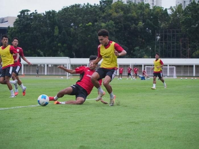 BERLATIH-Para-pemain-timnas-U-22-Indonesia-menggelar-latihan-pertama-di-Stadion-Madya.jpg