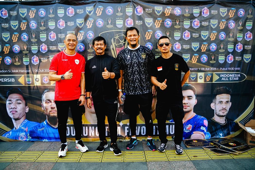 BERPOSE-Coach-Indra-Sjafri-kedua-kiri-bersama-Kurniawan-Dwi-Yulianto.jpg