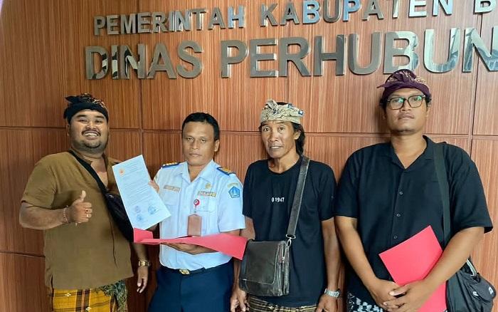 BERPOSE-Salah-satu-warga-dari-Banjar-Taman-saat-menyerahkan-surat-protes.jpg