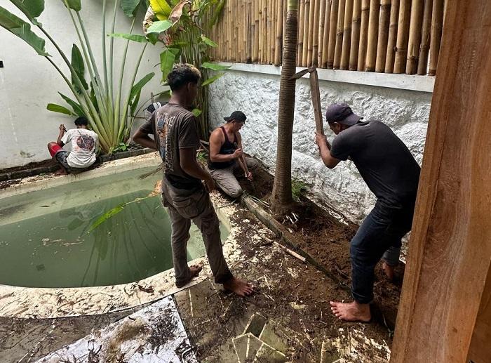 BONGKAR-Proses-pembongkaran-vila-yang-berdiri-di-sepadan-Sungai-di-Desa-Canggu.jpg