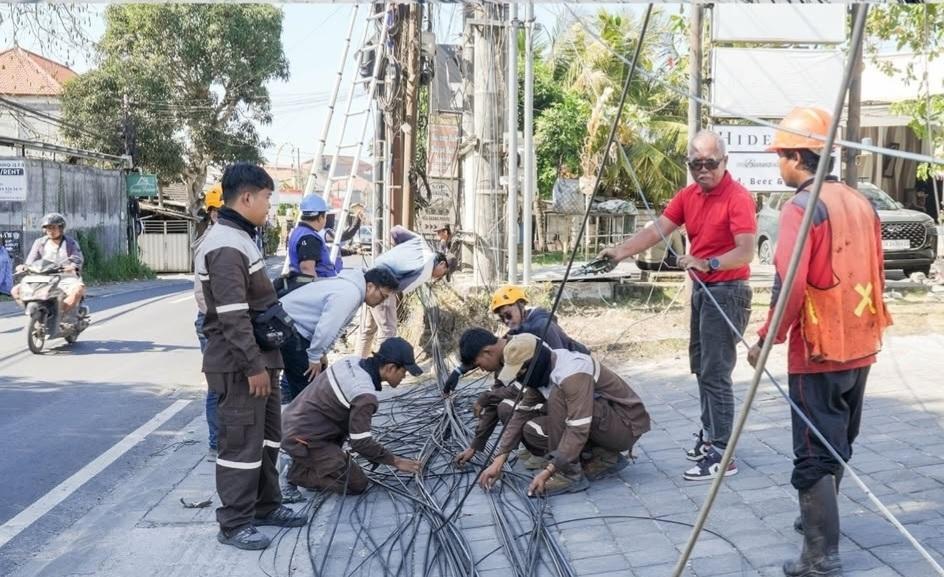 Badung Kembali Bersihkan Kabel Sembraut Sepanjang 1,7 Km di Ungasan Kuta Selatan Bali - Tribun-bali.com