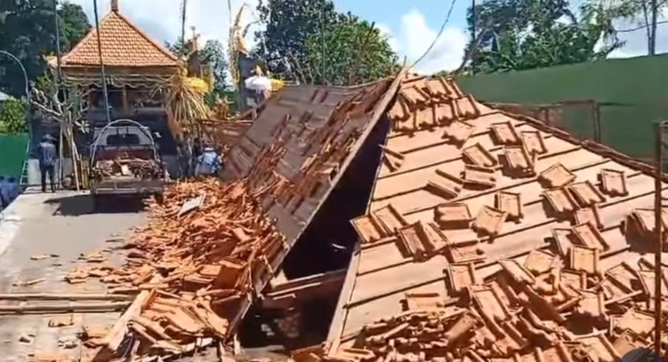 Bale-Pesandekan-di-Banjar-Pengiasan-Desa-Mengwi-yang-roboh.jpg