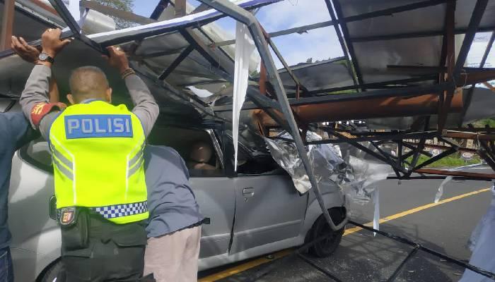 Baliho Timpa Mobil di Shortcut Titik 3 Baturiti Tabanan, Bali, Satu Penumpang Dilarikan ke Puskesmas