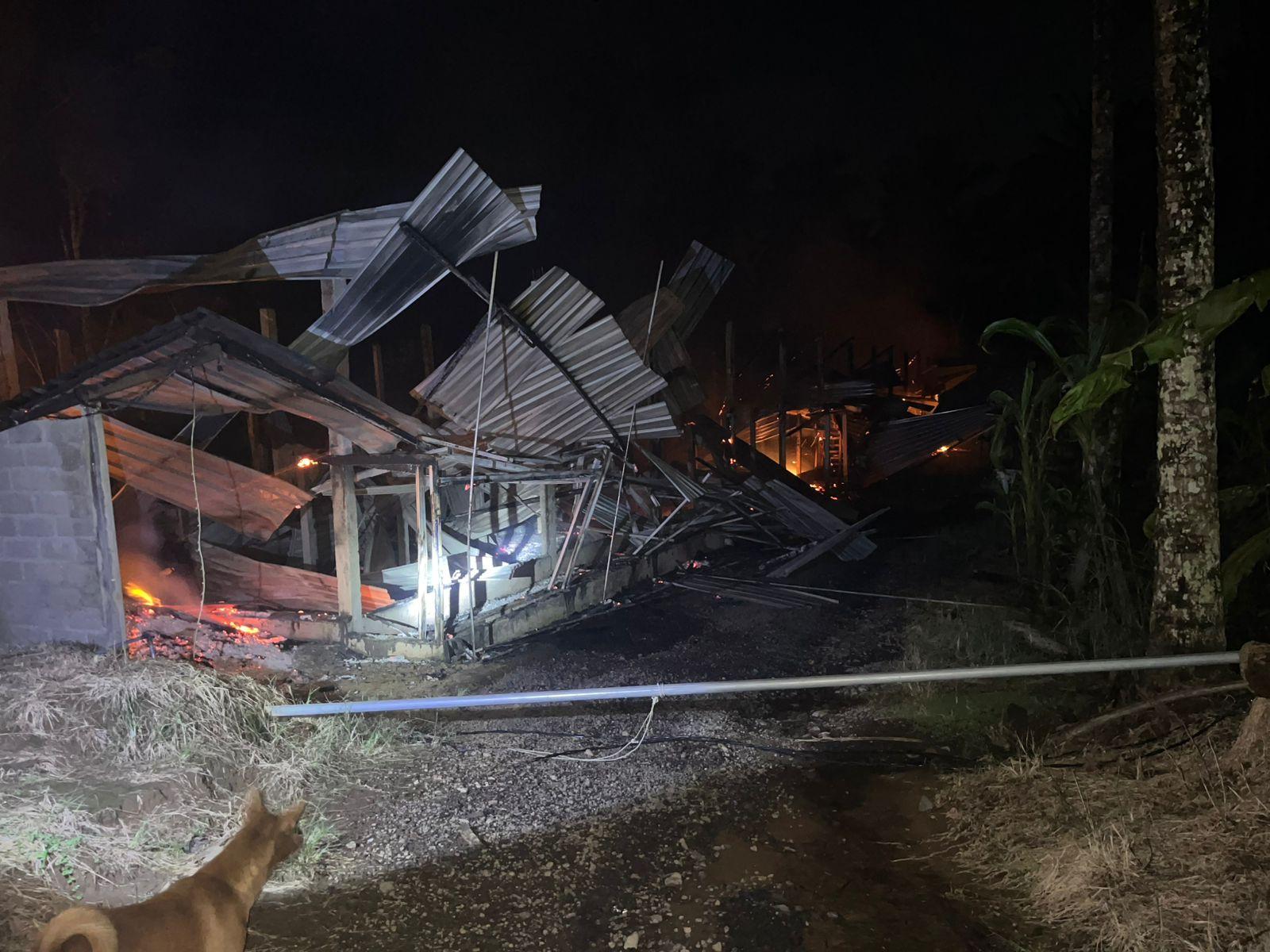 Kebakaran: Aparat kepolisian Polsek Tembuku, Bangli melakukan olah TKP kandang ayam yang terbakar di wilayah Banjar Sama Undisan, Desa Jehem, Kecamatan Tembuku, Kabupaten Bangli, Sabtu 20 Desember 2025. 15 Ribu Ayam Tewas Terbakar Di Bangli Bali, Kerugian Capai Rp1,5 Miliar