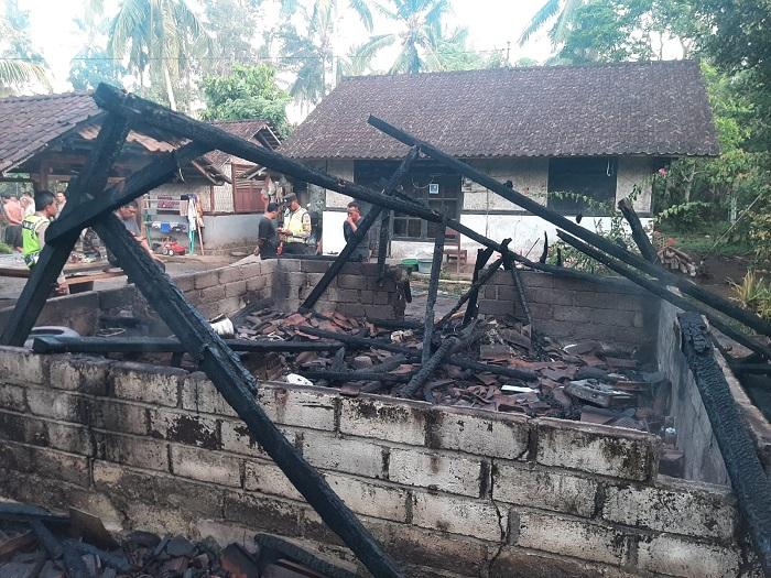 Dapur Semi Permanen di Jembrana Ludes Dilalap Api, Wayan Sudana Hanya Sempat Selamatkan Sepeda Motor