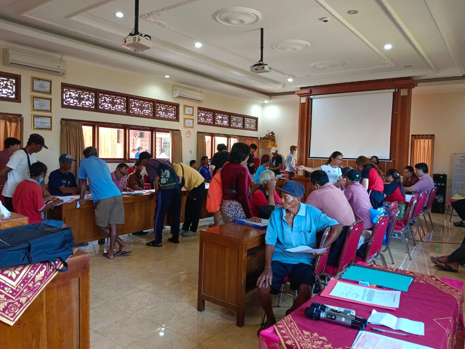 Bapenda-Badung-saat-memberikan-pelayanan-PBB-di-Desa-Kutuh-pada-Kamis-9-Oktober-2025.jpg