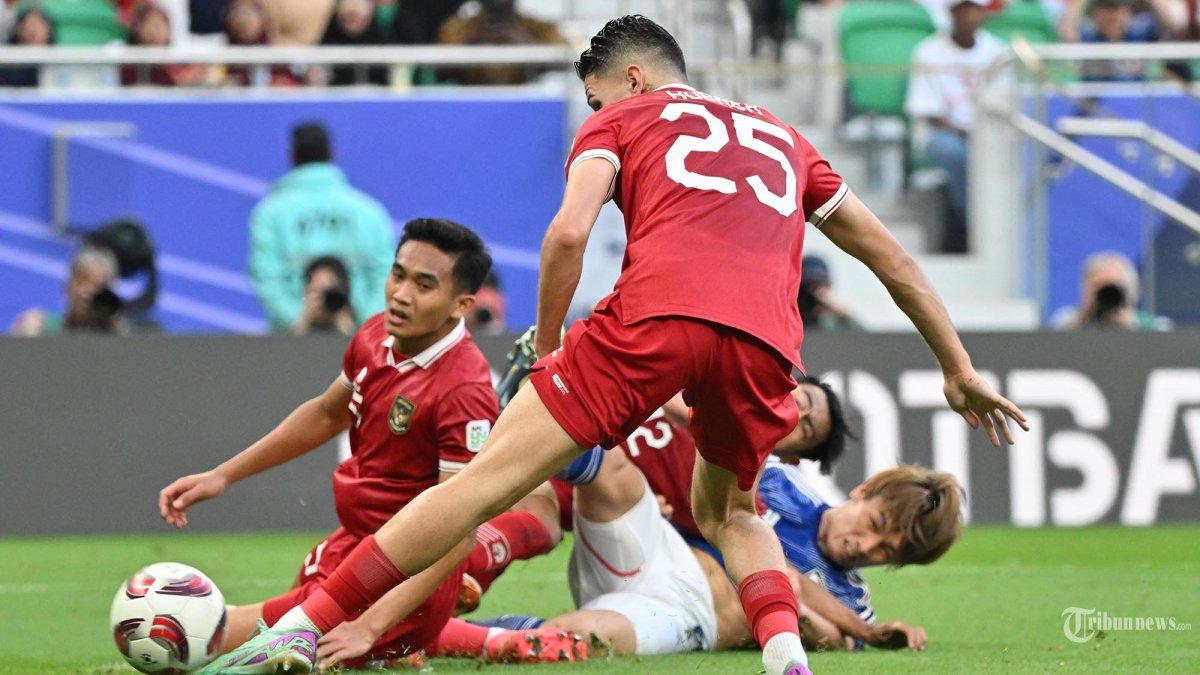 Bek-Indonesia-Justin-Hubner-25-menendang-bola-hingga-kebobolan-gol-bunuh-diri.jpg