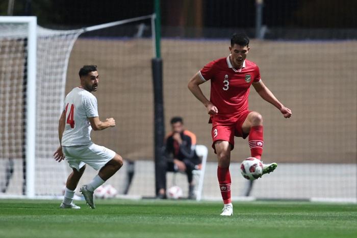Bek-Timnas-Indonesia-Elkan-Baggott-kanan-pada-laga-uji-coba-kontra-Iran.jpg