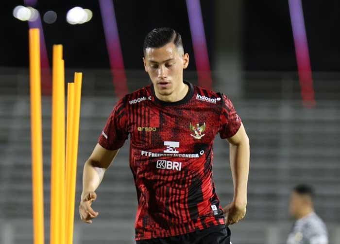 Bek-Timnas-Indonesia-Jay-Idzes-dalam-latihan-bersama-skuad-Shin-Tae-yong.jpg