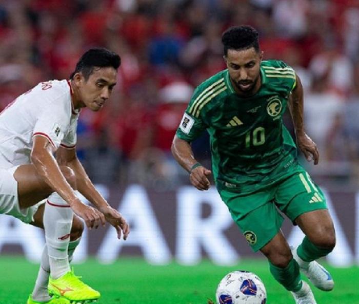 Bek-Timnas-Indonesia-Rizky-Ridho-kiri-berusaha-mengadang-pergerakan-gelandang-Arab-Saudi.jpg