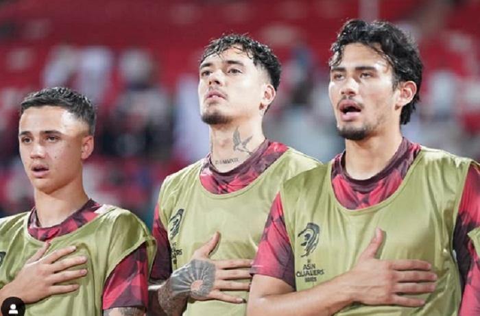 Bek-kiri-Timnas-Indonesia-Shayne-Pattynama-tengah-diapit-oleh-Eliano-Reijnders.jpg