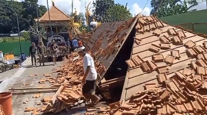Bele-Pesandekan-di-Banjar-Pengiasan-Desa-Mengwi-yang-roboh-22.jpg