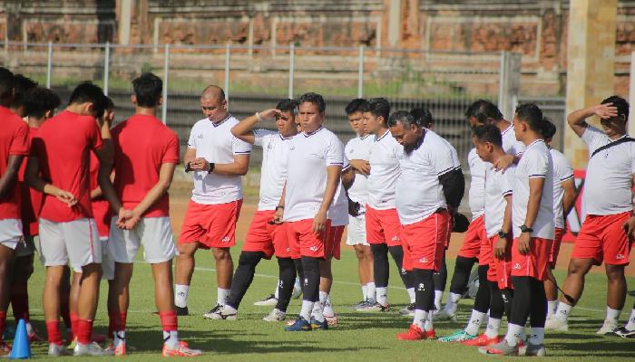 Bima-Sakti-mimpin-latihan-Skuat-Garuda-United-U-17-di-Stadion-Ngurah-Rai.jpg
