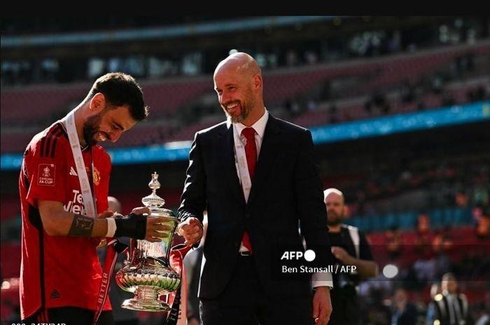 Bruno-Fernandes-kiri-dengan-pelatih-Man-United-Erik-ten-Hag-Ben-Stansall-afp.jpg