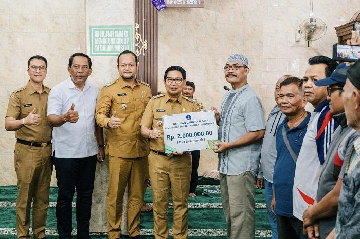 Jelang Hari Raya Idul Fitri, Bupati dan Wabup Badung Serahkan Bantuan Rp 2 Juta/KK Untuk Umat Islam