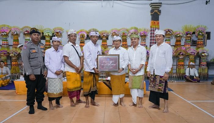 Bupati-Adi-Arnawa-menghadiri-Karya-Nyatur-Padudusan-Alit-di-Pura-Ulun-Siwi.jpg